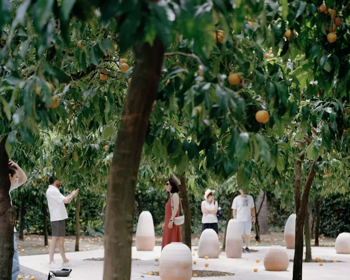 People moving through the Aquifère installation in Rome