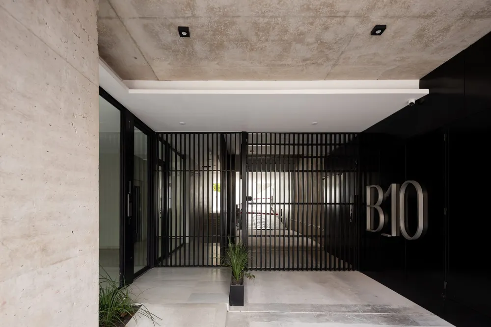 B10 entrance and sheltered ground floor, photograph by Ramiro Sosa