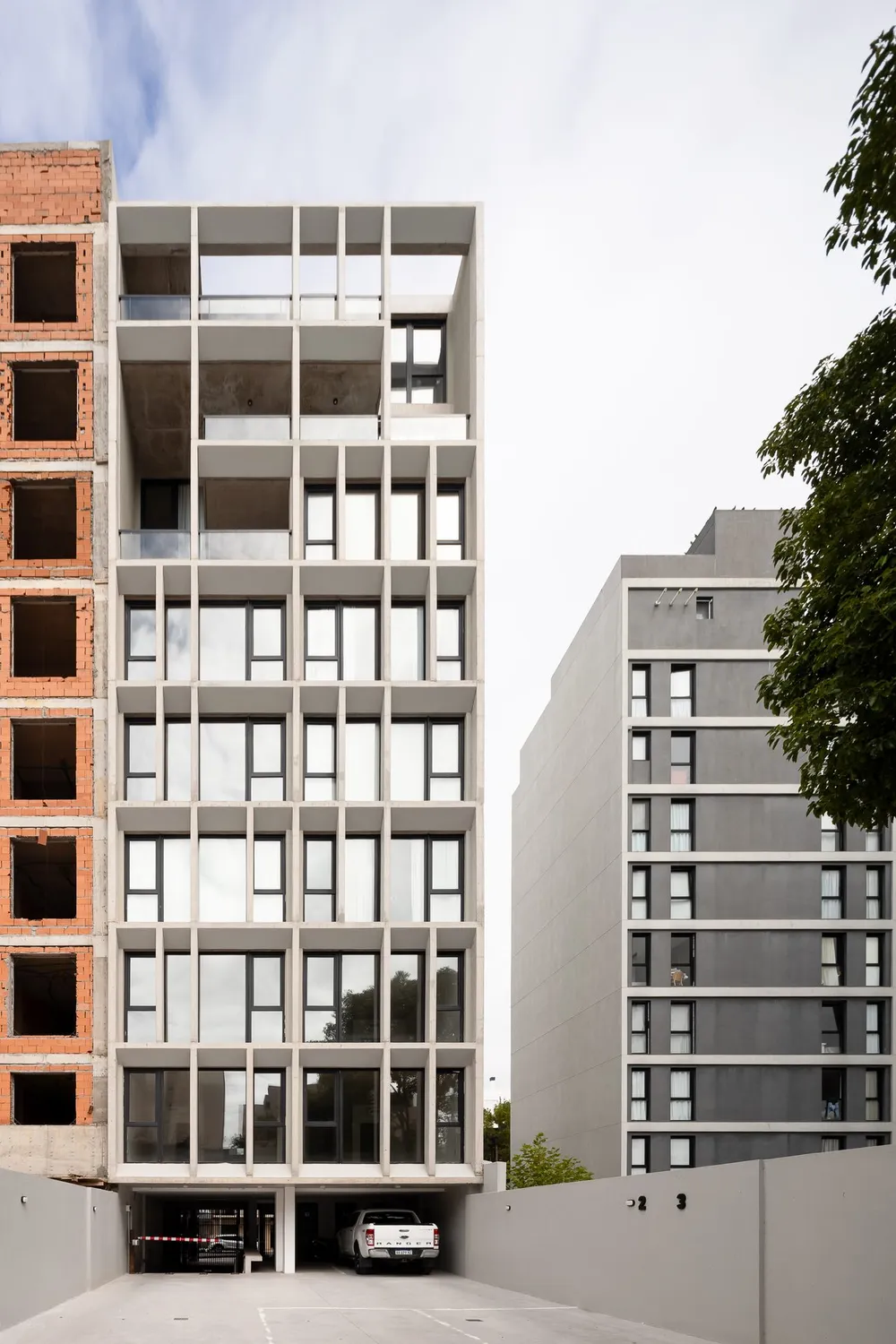 B10 apartment building seen from across the street, photograph by Ramiro Sosa