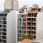B_10 apartment building within the urban blocks of Mar del Plata