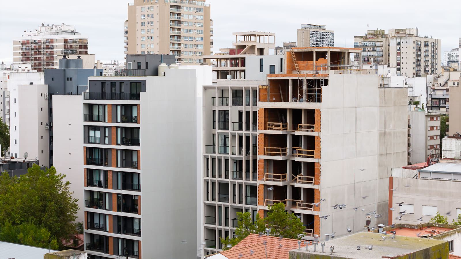 B_10 apartment building within the urban blocks of Mar del Plata