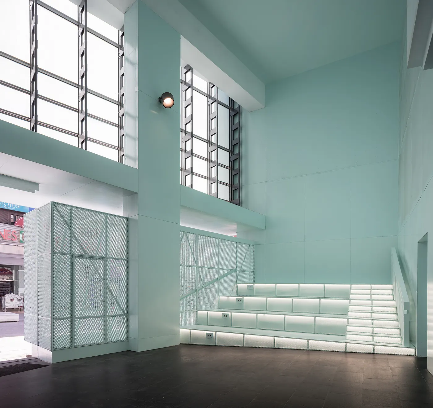 Aluminium reception furniture and metal mesh at CA2M