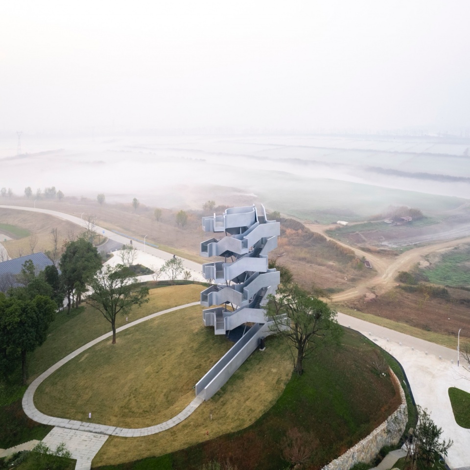 Chenhu tower above the wetland, photograph by mumu