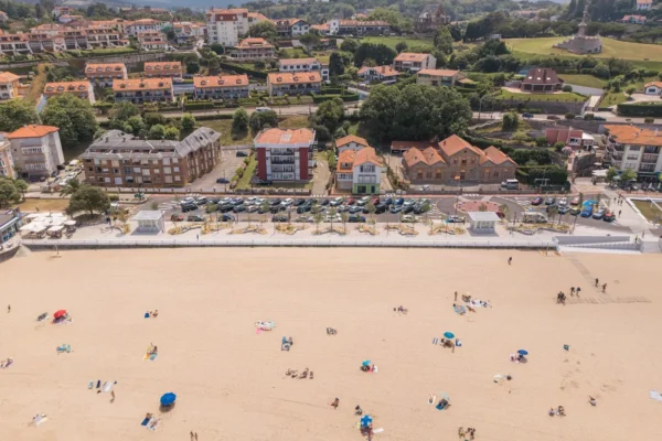 Comillas Waterfront Promenade by Héctor Navarro and arkhitekton; photograph by Imagen Subliminal