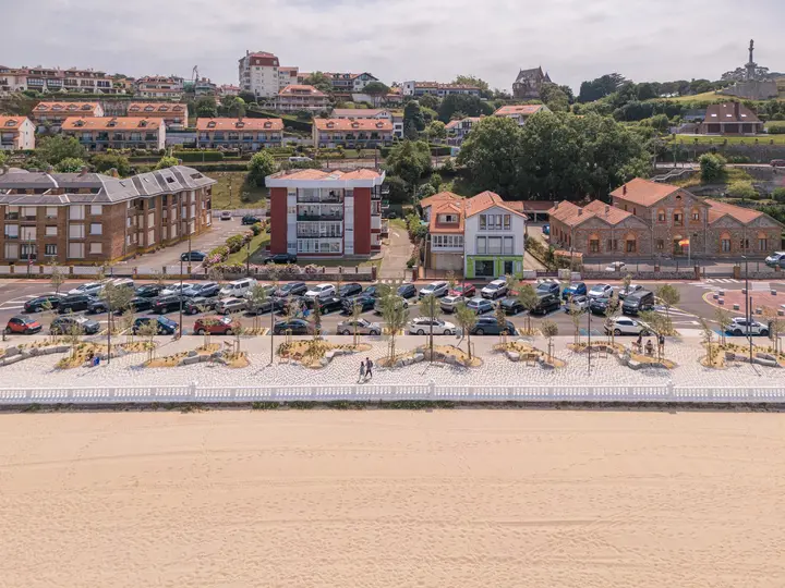 Landscape and public space at Comillas Waterfront Promenade; photograph by Imagen Subliminal