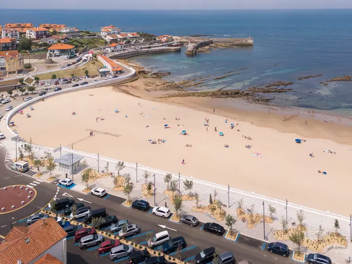 Landscape and public space at Comillas Waterfront Promenade; photograph by Imagen Subliminal