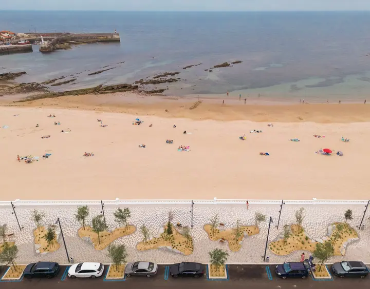Landscape and public space at Comillas Waterfront Promenade; photograph by Imagen Subliminal