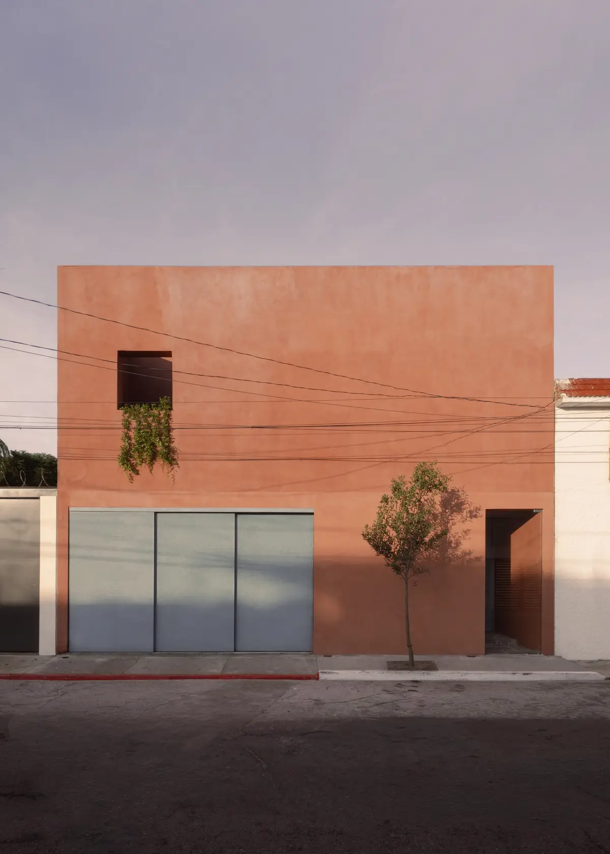 Private street facade of Hosho House in Pachuca