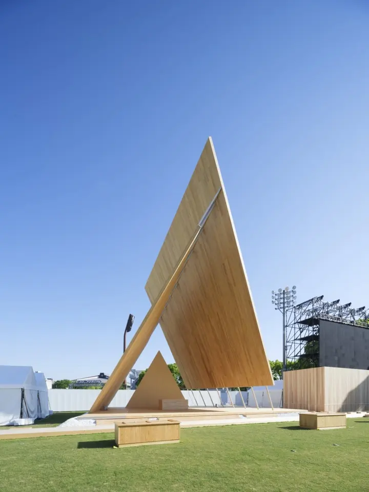 Side view of the Onodatesho Pavilion and its slender structural supports
