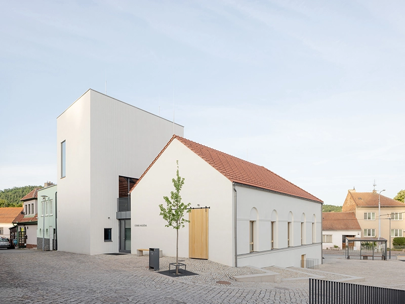 Stara Hasicka community centre by schwerpunkt